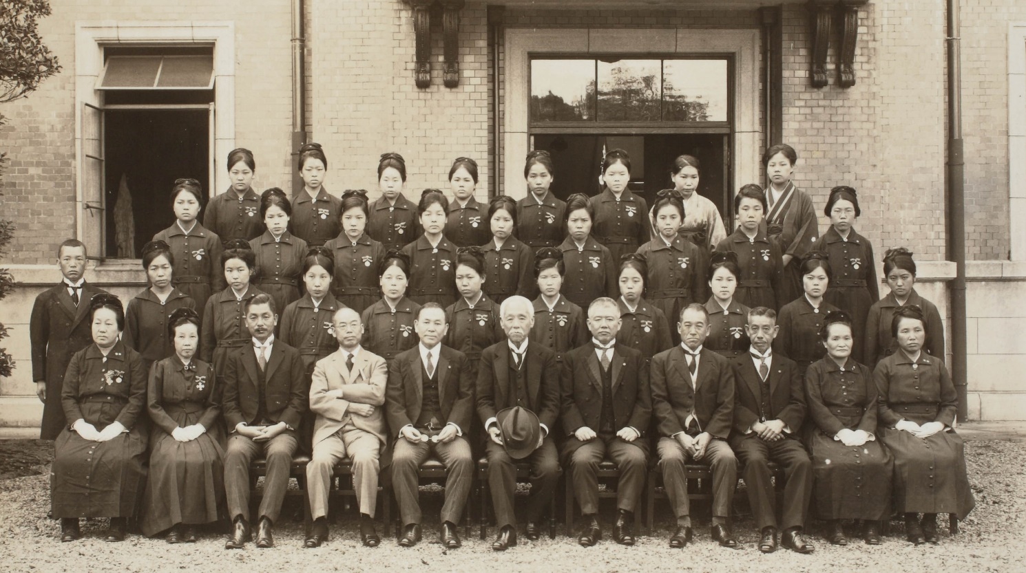 日本初の社会看護婦（保健婦）の教育を開始